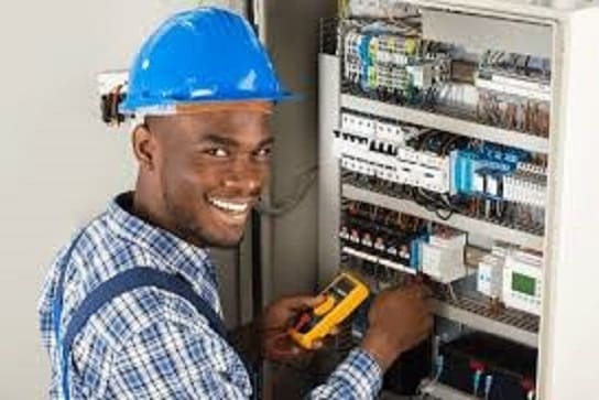 Eletricistas Certificados com ART e TRT para sua Segurança